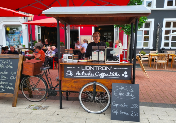 When the sun shines, the two flexible solar modules provide a total of 400 watts of output.