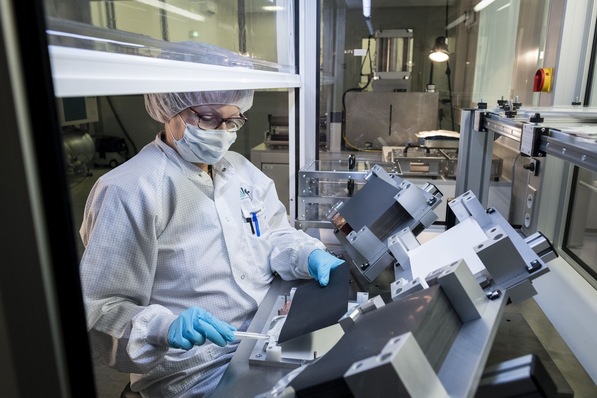 Manual cell production in the battery pilot plant bundles competences along the value chain.