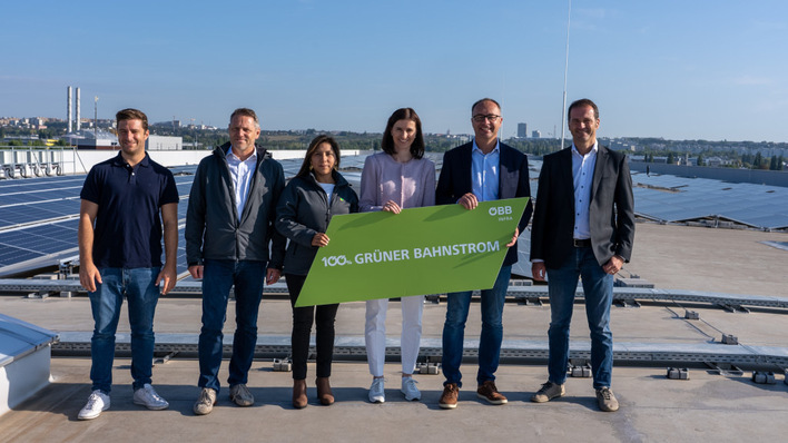 At the inauguration: The solar plant on the freight terminal in Vienna produces 2.2 gigawatt hours of electricity every year.