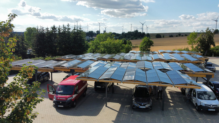 41 of the parking spaces at the Atrium Hotel in Saxony-Anhalt have been covered with solar panels. The electricity goes either to electric vehicles or to the hotel's operations.