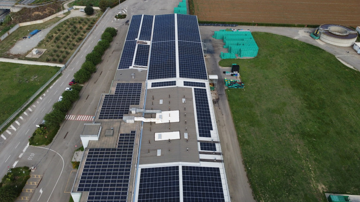 The PV system has a total power of 999.19 kW.