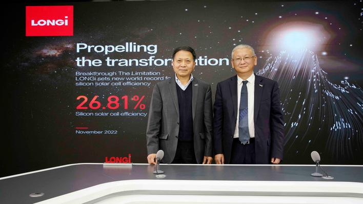 Xu Xixiang, Vice President of Longi Central R&D Institute and Li Zhenguo, Founder and President of Longi at a media event at Longi headquarters in Xi’an/China.