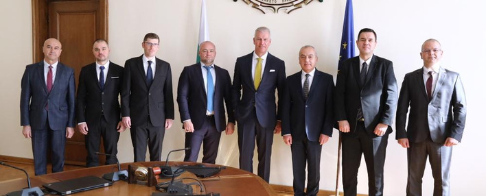 Meeting between the Bulgarian Minister of Economy and Industry Nikola Stoyanov and the management of Profine Energy about planned solar investments.
