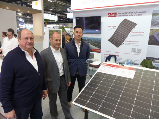 Sunman presents the new flexible module with 520 watts. Front left: Mathias Schoft.