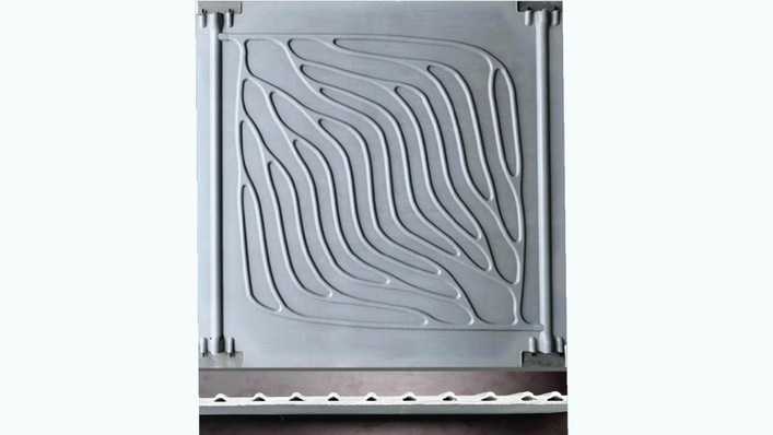 This is how the facade element looks from behind: A solar fluid runs through the channels, which dissipates the collected solar heat via the main channels on the left and right sides.