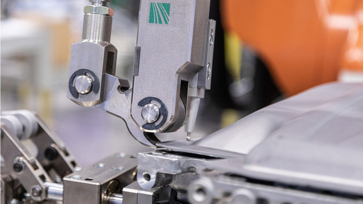 One of the self-developed tools: After all the individual parts have been removed from the outside, a robot detaches the top shell of the battery pack from the bottom shell.