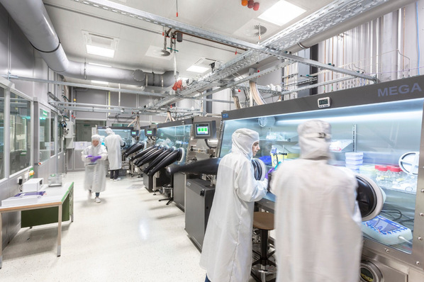 Intensive research is being carried out on the cell design of perovskite silicon tandem solar cells and the associated manufacturing processes.