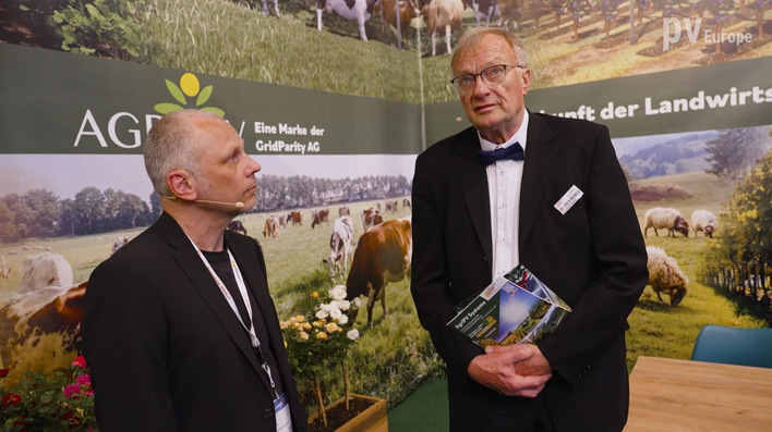 Dr Erich Merkle (right) talks to Sven Ullrich, Senior Editor of photovoltaik and pv Europe.