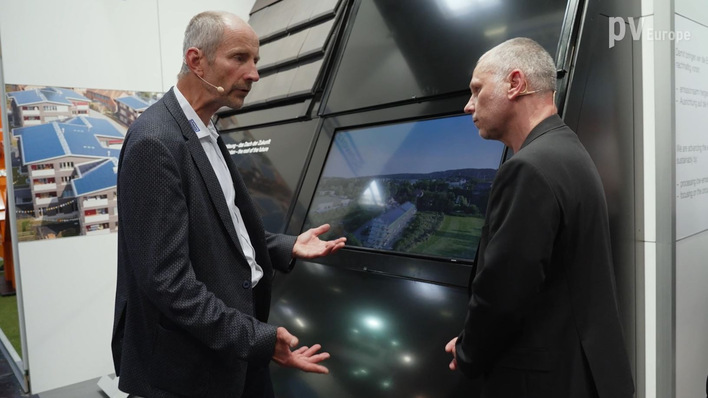 Helge Hartwig (left) is talking to Sven Ullrich, Senior Editor of photovoltaik and pv Europe.