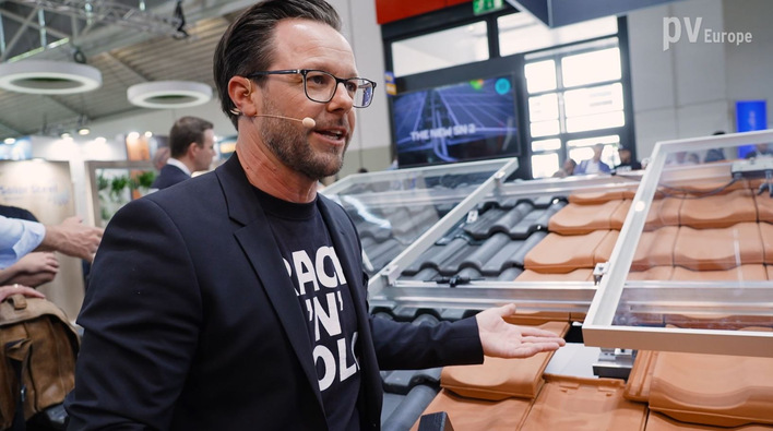 Christian Ganahl explains new mounting systems of Aerocompact.