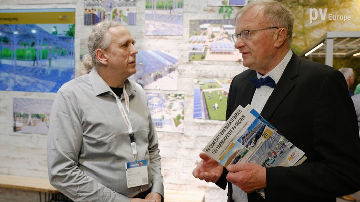 Dr Erich Merkle (right) is talking to Heiko Schwarzburger, Editor in Chief of photovoltaik.