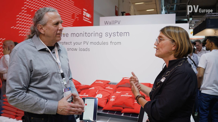 Katharina David (right) explains new solutions for installers.