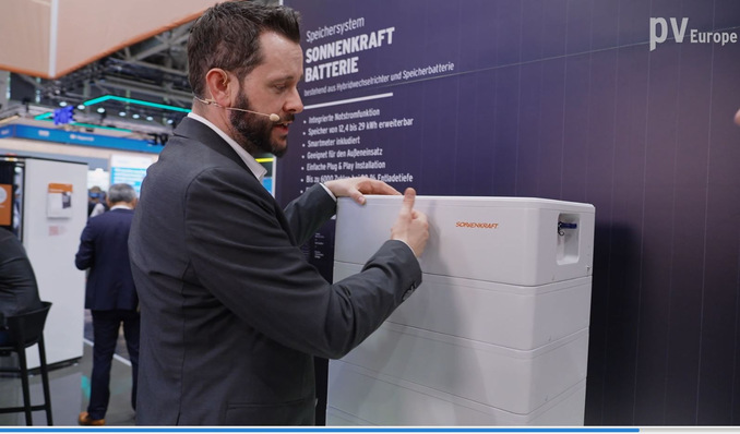 Rudolf Frank explains the new products of Sonnenkraft.