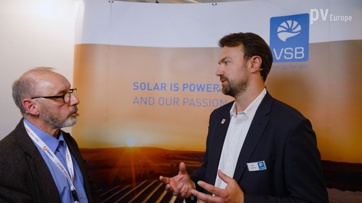 Dr Felix Grolman of VSB (right) talks about pv projects.