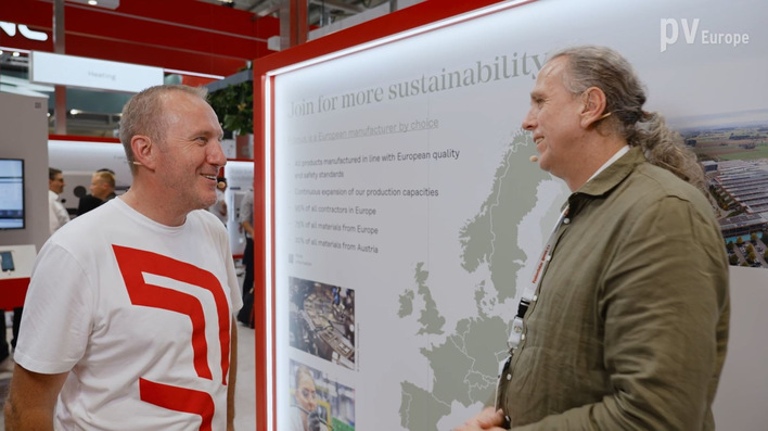 Martin Hackl from Fronius (left) is talking to Heiko Schwarzburger, Editor-in-chief of photovoltaik.
