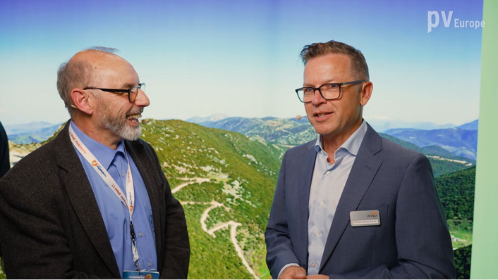 Wojtek Swietochowski of ABO Wind (right) talks to Manfred Gorgus of the team of photovoltaik and pv Europe.