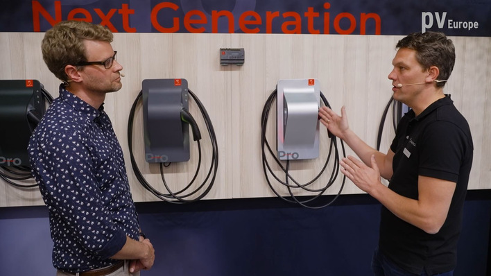 PV Guided Tours: Matthias Fischbacher of Smartfox (right) explains high self consumption of solar power for residential customers. Left: Tour guide Niels H. Petersen.