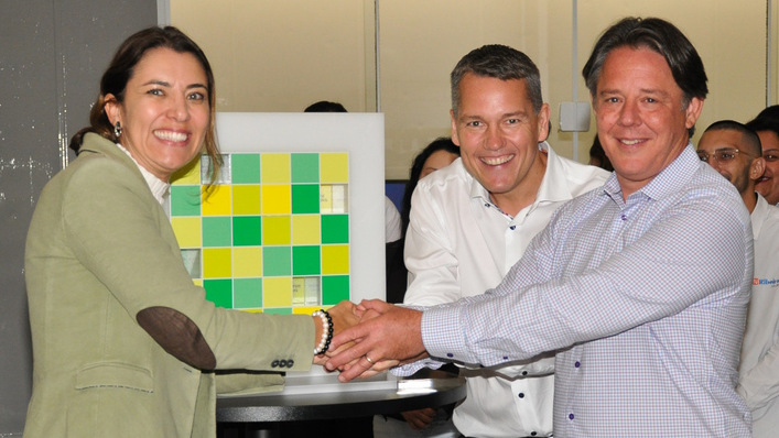 Liciany Ribeiro (l.) and Daniel Marino (r.) of Ribeiro Solar are pleased with Frank Jessel, Global Director of Solar Trade at BayWa r.e. about the signing of the acquisition agreement for the Brazilian PV wholesaler.