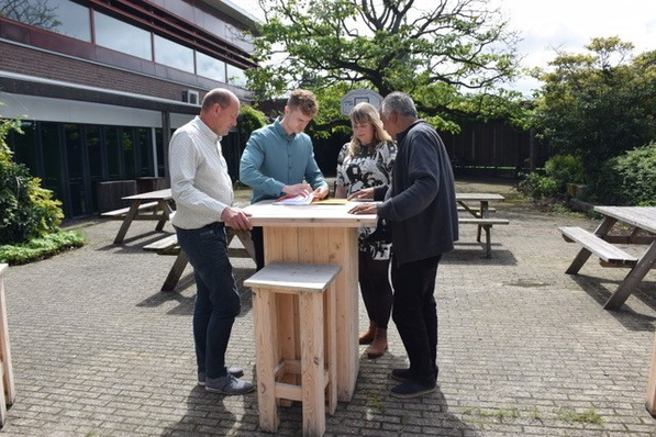 Sunergetic and Woonopmaat teams finalising the deal.