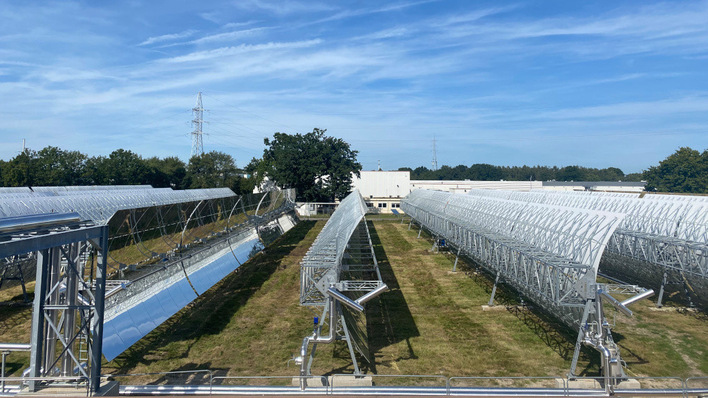 The parabolic mirrors focus the sunlight and heat the solar fluid in a collector tube.