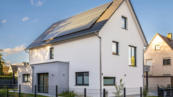 Rising energy prices? Owners of single-family homes can also completely disconnect themselves from the grid with solar power.