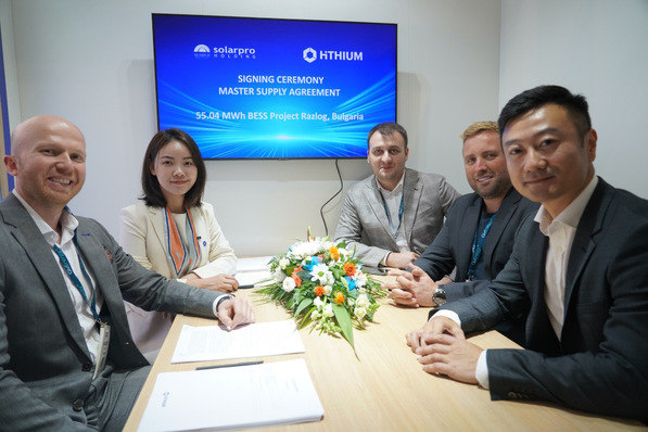 Representatives from Solarpro and Hithium met to sign the agreement.