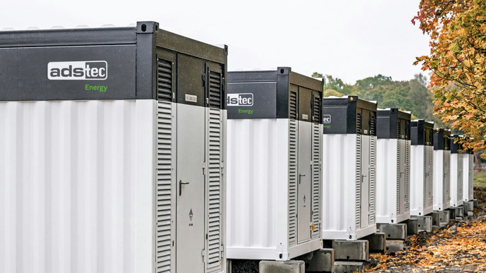 The storage containers from Ads-Tec can push the stored electricity into the grid with an output of 30 megawatts.