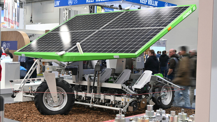 Powered exclusively by the sun: the seeding robot does its job unobtrusively and autonomously.