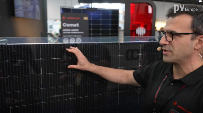  Hamed Hanifi of AE Solar explains innovative design of solar modules.