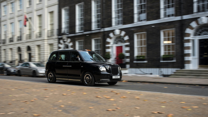 Relaxed electric travelling on London's streets: the specially developed taxi from LEVC.