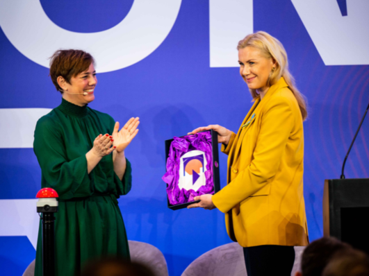  EU Energy Commissioner, Kadri Simson (right) was awarded by SolarPower Europe CEO Walburga Hemetsberger,