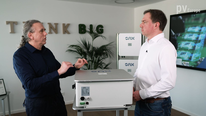 Reinhard Birmuske (right) discusses the new storage device Primo from SAX power