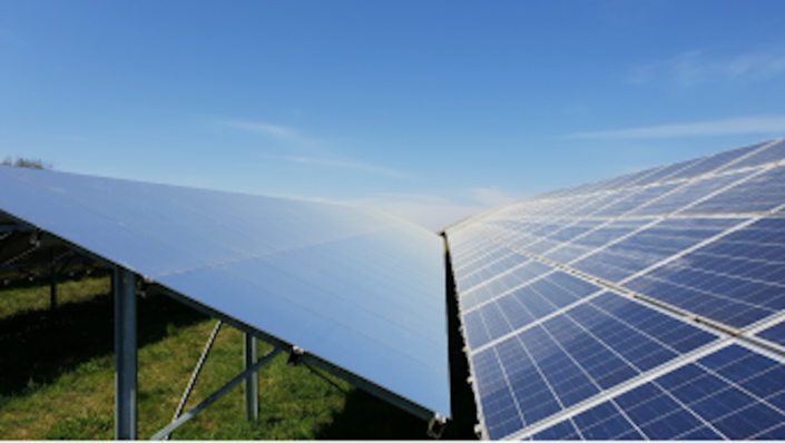  Reflectors on the module row increase the solar yield.