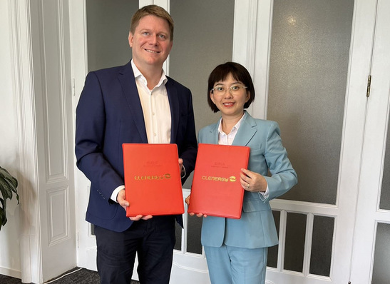  From left to right: Gábor Farkas, Managing Director, SolServices, and Grace Zhuo, International Sales Director, Clenergy.