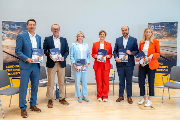  Speakers at Inverters Explained 2.0 side session at Intersolar Europe 2024 in Munich, (from L-R): Matthias Haig, Kaco; Martin Hackl, Fronius; Kerstin Jorna, European Commission; Walburga Hemetsberger, SolarPower Europe; Carlos Llombart, Power Electronics; and Katharina Eickelberg, SMA.