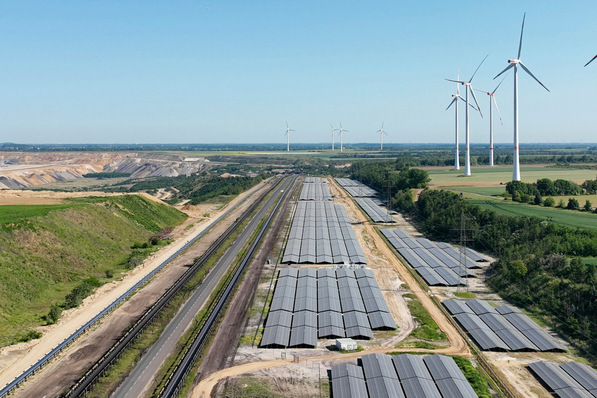 Wind and solar generation at the same grid feed-in point, as here at the open-cast lignite mine Garzweiler in the far west of Germany.