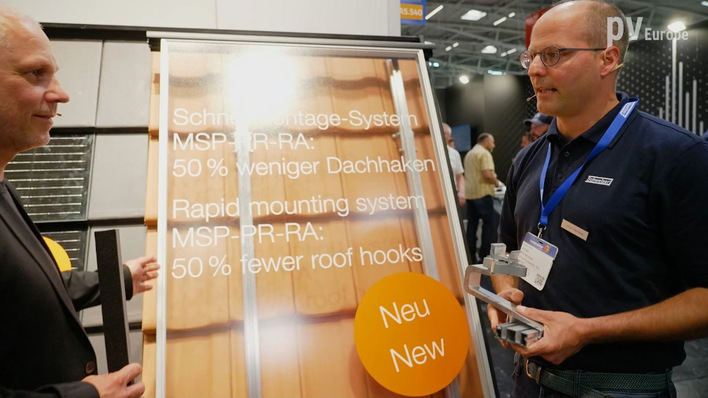 Julian Perrenoud (right) at Ernst Schweizer AG knows a thing or two about mounting on pitched roofs.