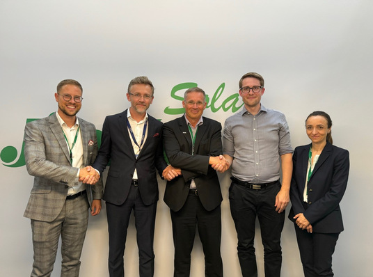 From the left: Marcin Jędrachowicz, Sales Representative Eastern Europe at Jinko Solar, Marcin Grochala, CCO at Menlo Electric, Frank Niendorf, Vice President Europe at Jinko Solar, Marcin Zienkiewicz, Head of Procurement and Trading at Menlo Electric, Maria Aram Merdzhanova, Head of Sales Eastern Europe, UK and Nordics at Jinko Solar.