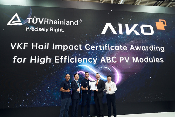 Representatives of Aiko and TÜV Rheinland at the certificate presentation at Intersolar Europe 2024 in Munich.