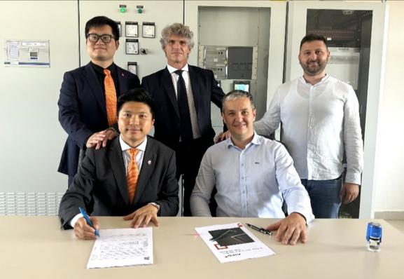 Representatives of Aiko and Tibra Pacific sign the 58 MW module supply contract for Bosnia-Herzegovina's largest PV power plant.