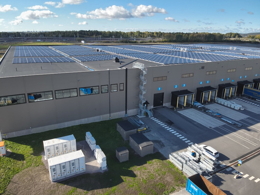 6.5 MW roof-mounted PV installation with battery storage at logistics company Postnord TPL in Norrköping/Sweden.