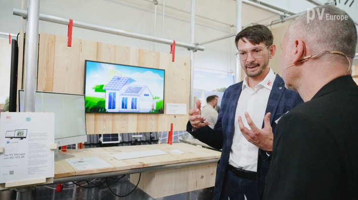 Sebastian Geier (centre) is Senior Vice President Product and Innovation Management at IBC Solar.