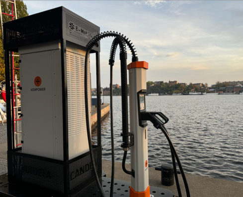 The mobile fast charger for e-boats.