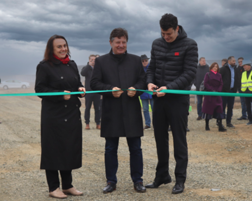 From left: Ramona Moldovan Deputy General Secretary of the Ministry of Energy,  Iustin Cionca, president of the Arad County Council, Alexandru Matei Fatu, Managing Director CCE Romania.