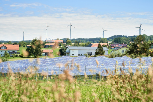 PV and and wind power in Germany – a new study shows that a 100% net-zero energy system is not utopian.