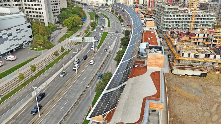 302 metres of elegantly curved PV on Landstraßer Gürtel in Vienna’s 3rd district.