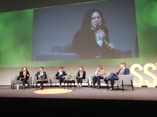 Dissuced the SSI at the Sustainable Solar Europe Conference in Brussels: (from left) Alexia Ruvoletto (Solar Stewardship Initiative), Andrew Williams (Canadian Solar), Andrea Wainer (REN21) Guido Agostinelli (IFC/World Bank Group), Rachel Lock (DNV), Dries Acke (SolarPower Europe).