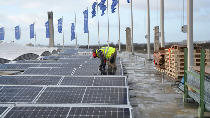 Buckling down on the roof of Olympiastadion Berlin – no stranger to strong weather events.
