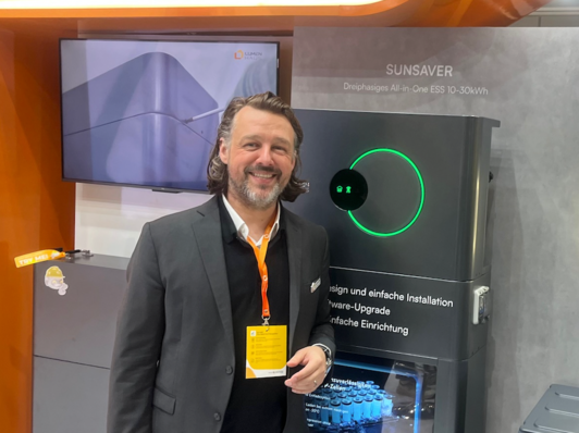 Adrian Bühler from Lumenhaus shows the three-phase Sunsaver home storage system.