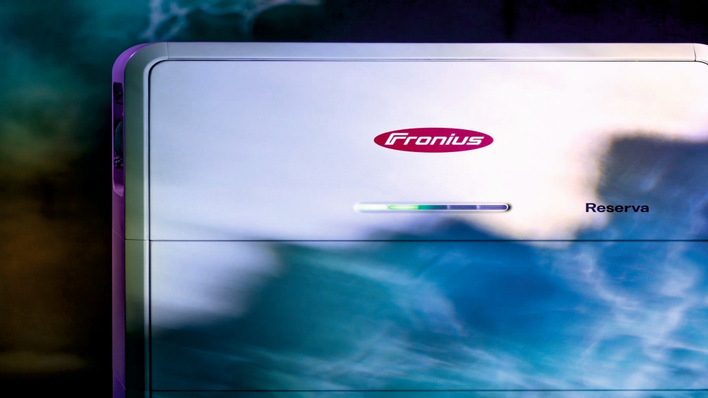 Reflecting the company‘s mission – the new Fronius Reserva battery storage device.